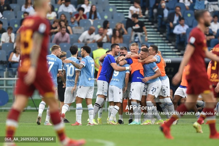 Pemain Lazio merayakan kemenangan atas AS Roma (AFP/Claudio Pasquazi)