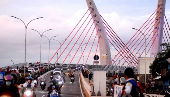 Jembatan Lengkung Sei Alalak 1 Banjarmasin Mulai Difungsikan untuk Umum