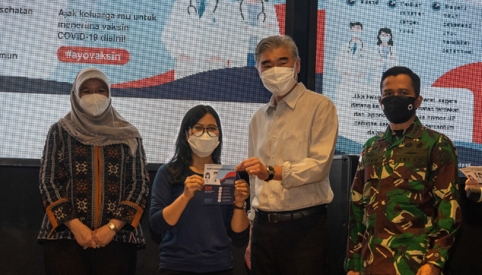 US Ambassador Visits Vaccination Site in Jakarta