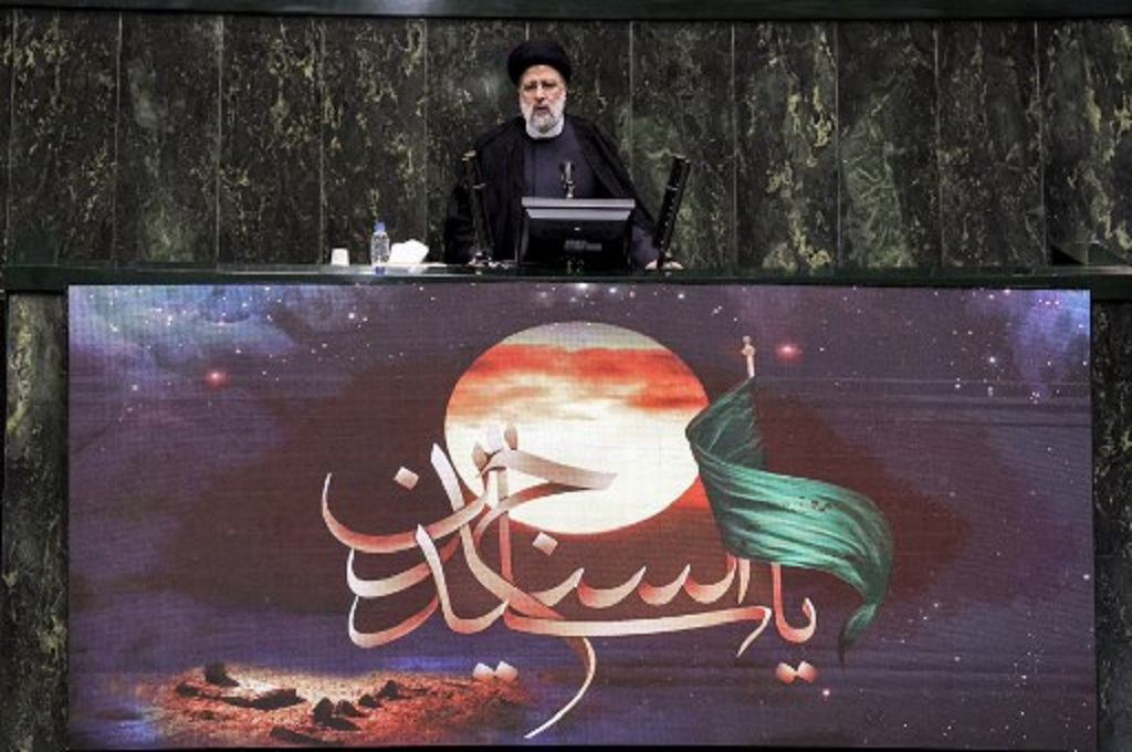 Presiden Ebrahim Raisi berbicara di parlemen Iran di Teheran, 21 Agustus 2021. (ATTA KENARE / AFP)