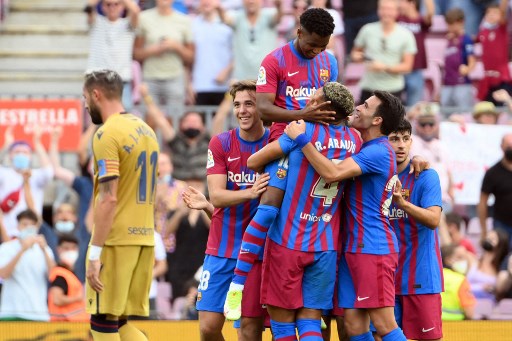 Selebrasi gol para pemain Barcelona. (LLUIS GENE / AFP)