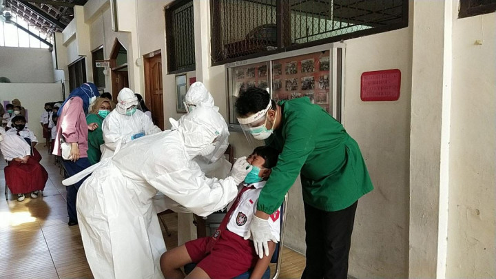 Guru Kedapatan Tak Pakai Masker, Ratusan Siswa di Solo Diswab