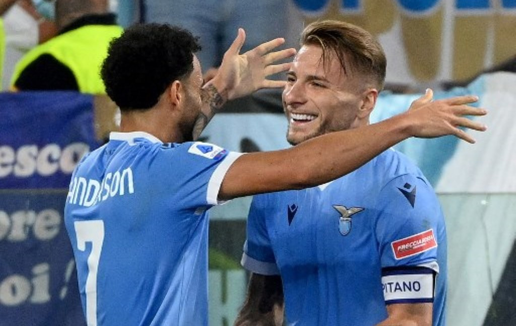 Penyerang Lazio Felipe Anderson (kiri) berselebrasi usai mencetak gol ke gawang AS Roma (Foto: AFP/Vincenzo Pinto)