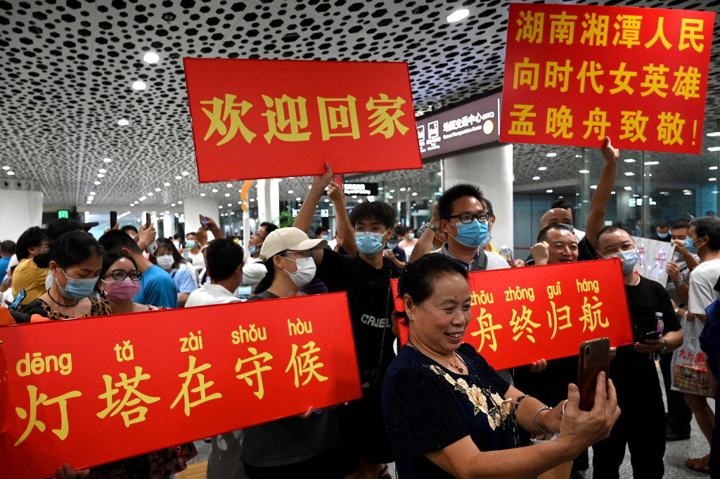 Foto: Warga Tiongkok Sambut Kedatangan Bos Huawei Meng Wanzhou di Bandara