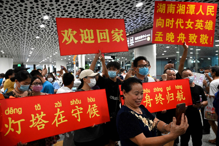 Foto: Warga Tiongkok Sambut Kedatangan Bos Huawei Meng Wanzhou di Bandara