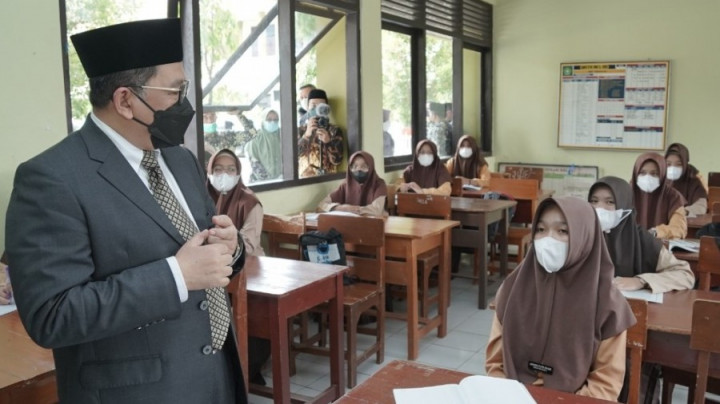 Wamenag Ingatkan Siswa Madrasah Disiplin Prokes Selama PTM