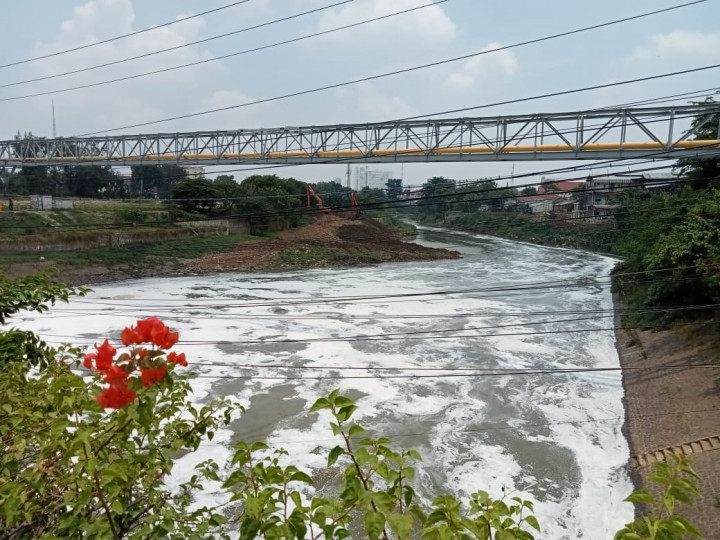 Kali Bekasi Berbusa, Diduga Berasal dari Bogor