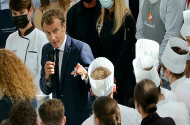Presiden Prancis Emmanuel Macron Terkena Lemparan Telur di Pameran Dagang