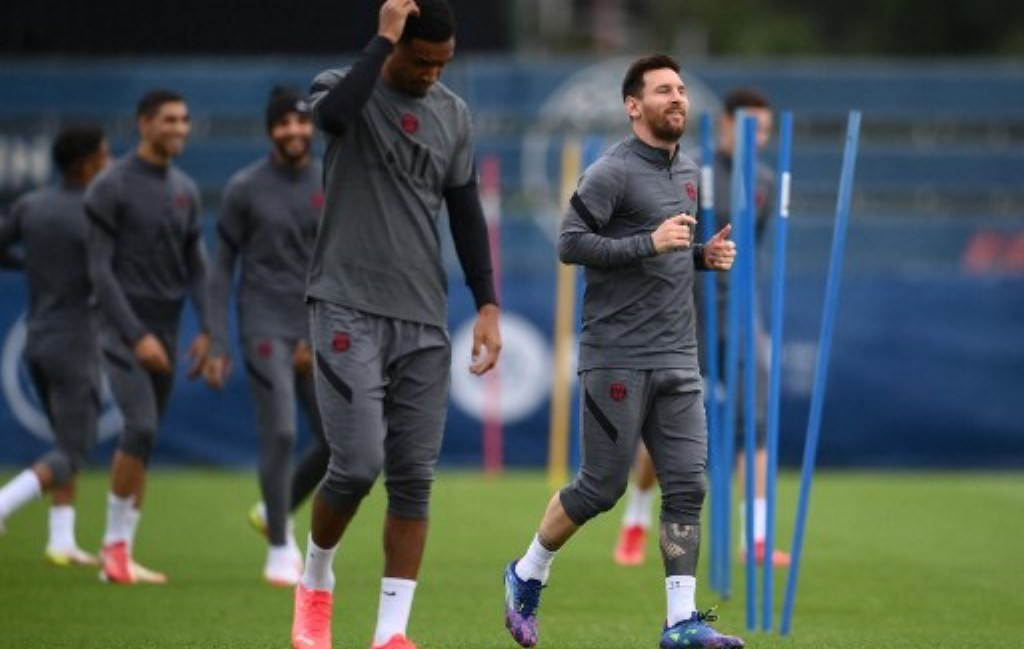 Momen saat para pemain PSG melakoni sesi latihan jelang menghadapi Manchester City (Foto: AFP/Franck Fife)