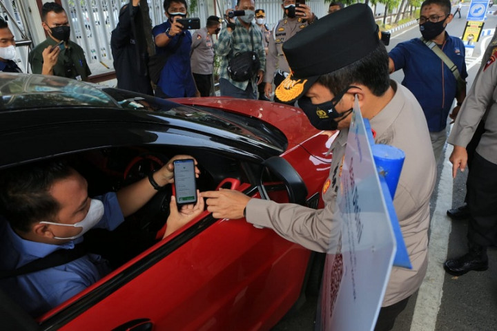Masuk Mapolda Jatim Wajib Pindai QR Code Pedulilindungi