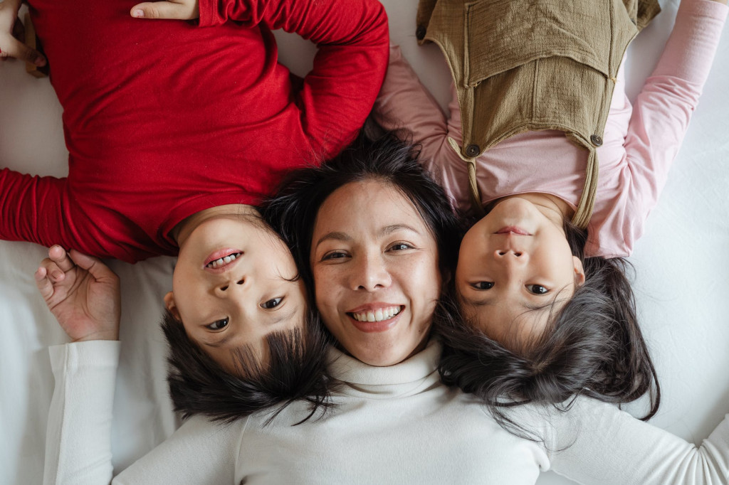  Momen selama di rumah saja ternyata membawa kita lebih dekat dengan orang-orang tersayang, salah satunya dengan anak atau saudara. (Ilustrasi/Pexels)