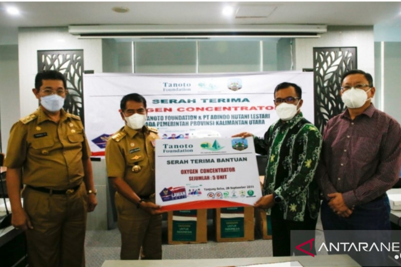 Gubernur Kalimantan Utara, Zainal Arifin Paliwang, menerima batuan konsentrator oksigen dari Tanoto Foundation dan PT Adindo Hutani Lestari di Tanjung Selor, Bulungan, Selasa, 28 September 2021. ANTARA/HO-Dinas KISP Pemprov Kaltara.