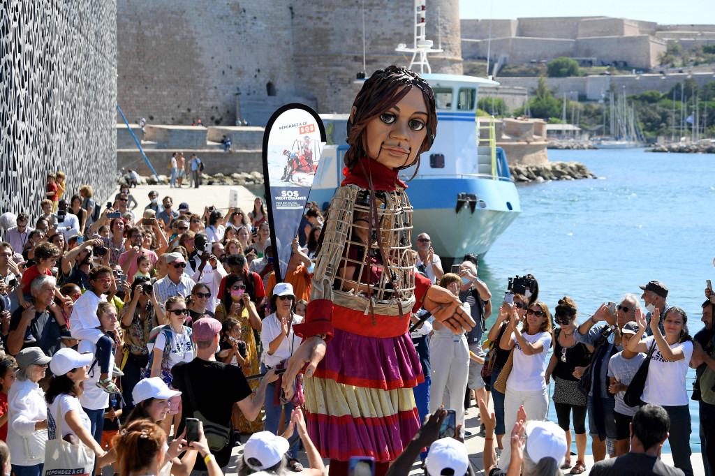 Boneka Raksasa 'Little Amal' Lintasi Eropa untuk Anak-anak Pengungsi Dunia