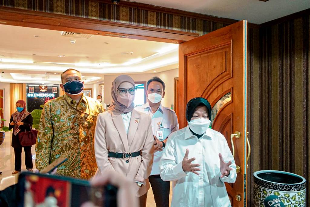 Menteri Sosial, Tri Rismaharini menerima kunjungan kerja dari Staf Khusus Presiden RI, Angkie Yudistia.