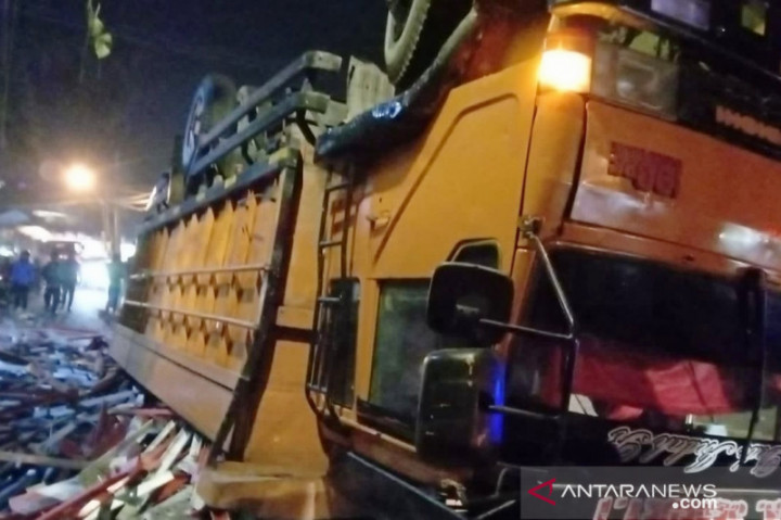 Truk Muatan Besi Terguling di Puncak Bogor, 1 Tewas
