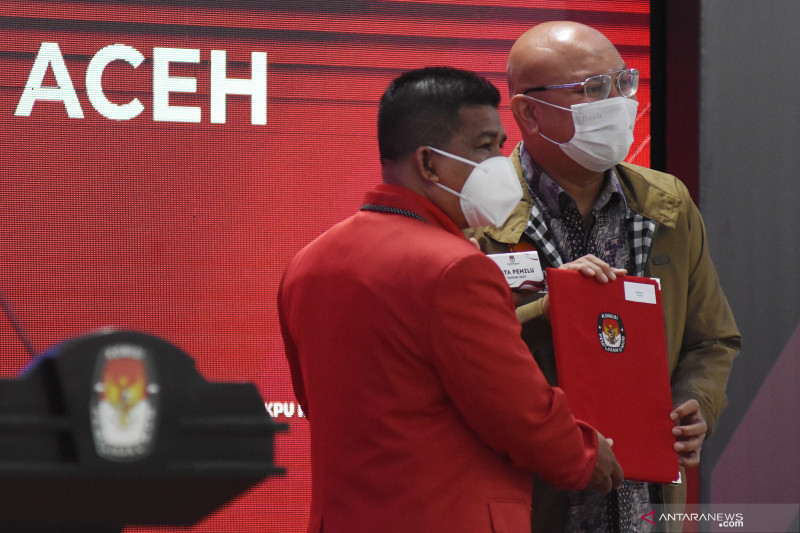 Ketua KPU Ilham Saputra menyerahkan data hasil perolehan suara dan daftar pemilih terakhir Pemilu 2019 kepada perwakilan dari Partai Aceh di Gedung KPU, Jakarta, Rabu, 29 September 2021. ANTARA FOTO/Indrianto Eko Suwarso