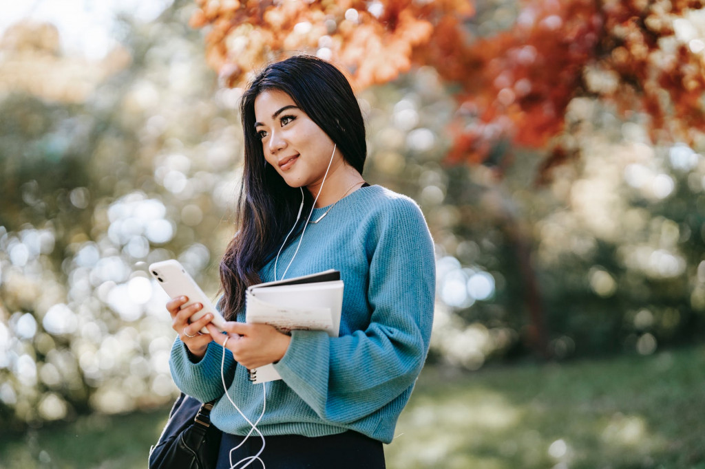 Peranan smartphone jadi semakin signifikan terutama untuk menyimak materi perkuliahan saat pandemi. (Ilustrasi/Pexels)