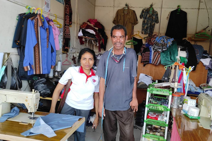 Kisah Pasutri Tunadaksa di Sikka Sekolahkan Anak-anak Lewat Menjahit