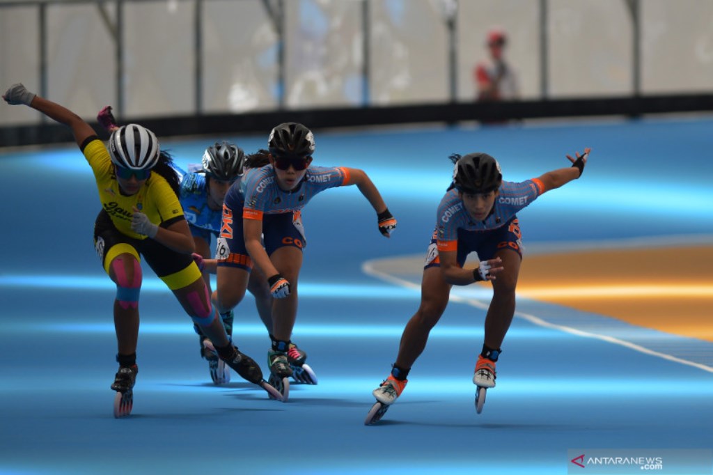 Sejumlah atlet sepatu roda putri memacu kecepatannya pada Final nomor Sprint 500 M+D putri PON Papua di Arena Klemen Tinal Roller Sport, Kota Jayapura, Papua, Rabu (29/9/2021). ANTARA FOTO/Fauzan/wsj.