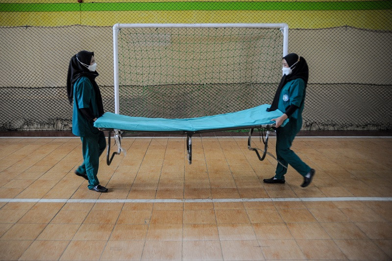 Ilustrasi--Tenaga kesehatan merapikan tempat tidur bagi pasien COVID-19 di Shelter COVID-19 Desa Ciwaruga, Parongpong, Kabupaten Bandung Barat, Jawa Barat. (Foto: ANTARA/Raisan Al Farisi)