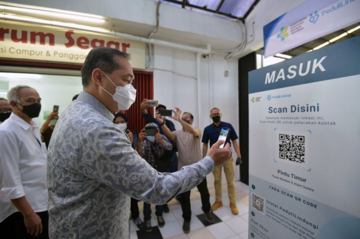 Mendag Cek Aplikasi PeduliLindungi di Pasar Alam Sutera