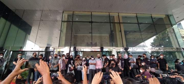 Istri Novel: Saya Menjemput Suami dengan Bangga