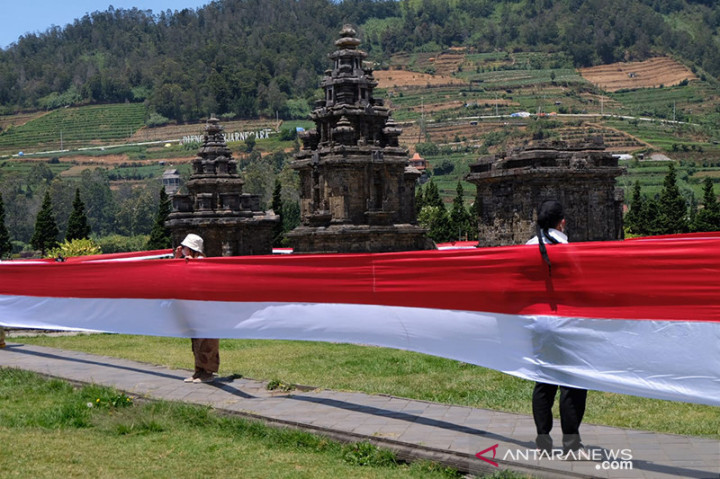 Peringati Hari Kesaktian Pancasila, Bendera Merah Putih Sepanjang 1.000 Meter Terbentang di Dieng