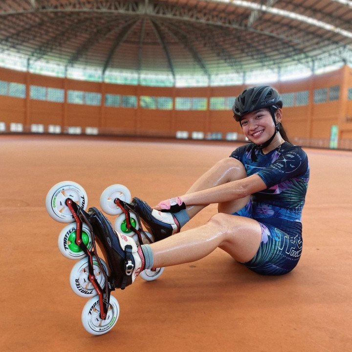 Intip Pesona Atlet Sepatu Roda PON Papua Dhinda Salsabila, Foto di Kolam Renang