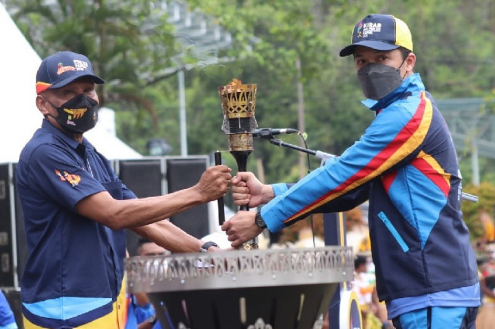 Jelang Pembukaan, Taufik Hidayat Serahkan Obor Api PON ke Wali Kota Jayapura