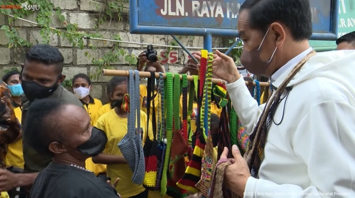 Tiba di Papua, Jokowi Disambut Tarian Hingga Beli Tas Noken