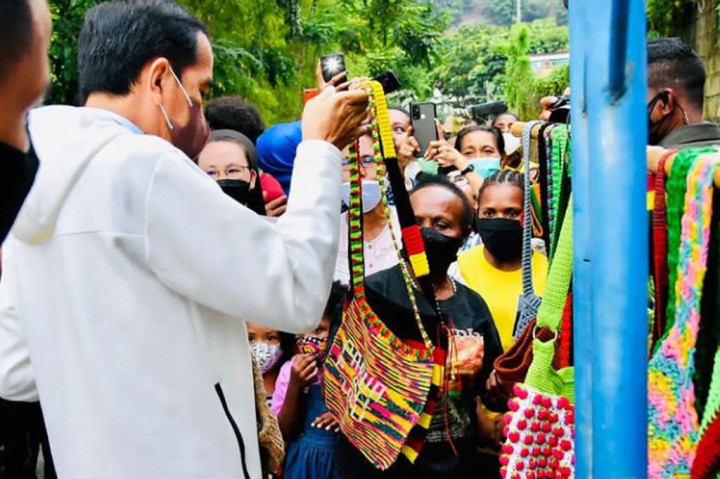 Momen Jokowi Beli Noken dari Mama-Mama di Pinggir Jalan