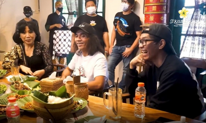 Slank Rayakan Hari Batik Nasional Bersama Anne Avantie