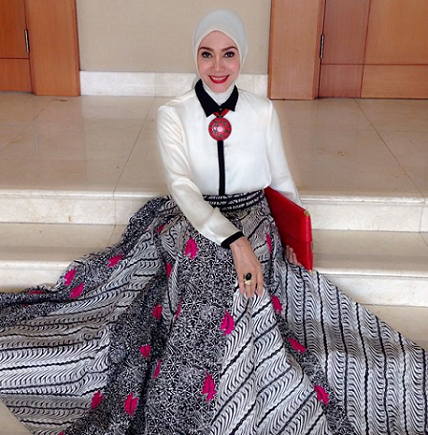 Intip 7 Koleksi Batik Favorit Model Senior Okky Asokawati