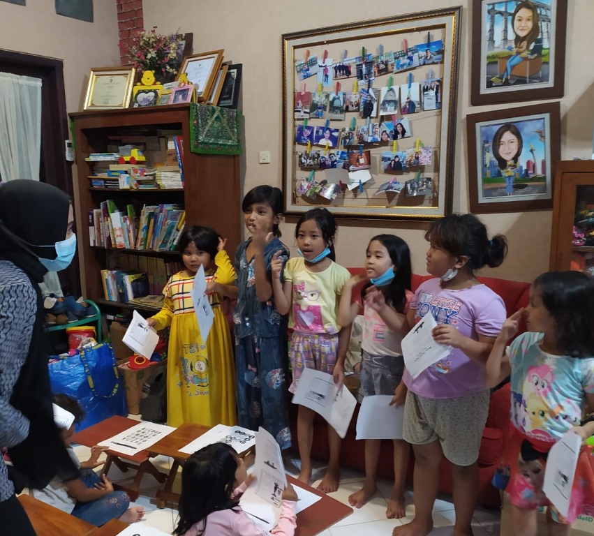 Suasana belajar bahasa di TBM Bukit Duri Bercerita. Foto: Istimewa