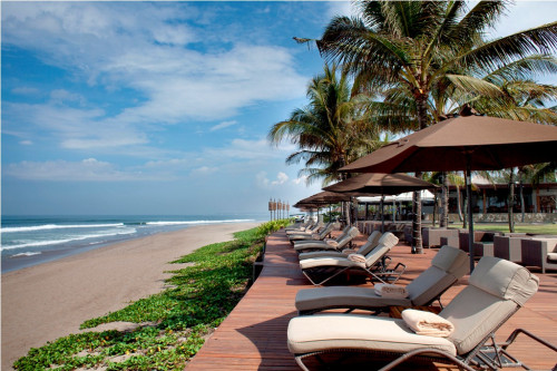 Menikmati tepi pantai Seminyak, menjadi momen sempurna saat berada di Bali (Foto: The Samaya Seminyak)