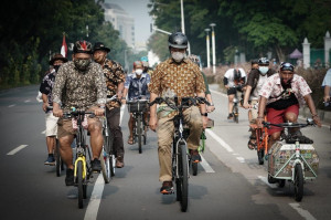 Anies Bersepeda dengan Batik di Hari Batik Nasional