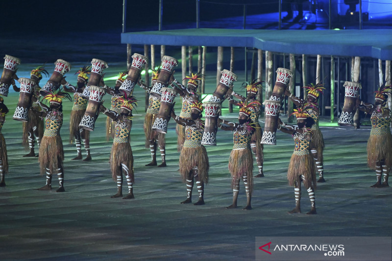 Penari menghibur penonton saat Upacara Pembukaan PON Papua di Stadion Lukas Enembe.  (ANTARA FOTO/Nova Wahyudi/wsj)