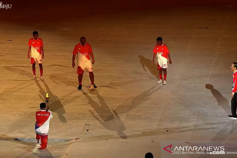 Presiden Joko Widodo sedang bermain sepak bola dengan anak-anak Papua di upacara pembukaan PON XX. (ANTARA/Desca Lidya Natalia)
