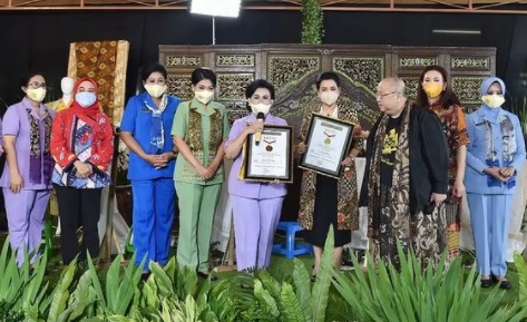 Rekor Dunia Membatik Serentak dengan Peserta Terbanyak, lebih dari 100.000 peserta dari seluruh dunia.