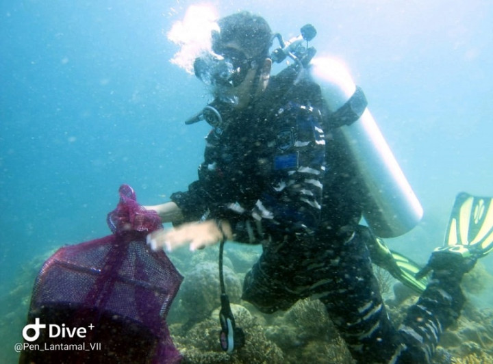 Bahu-Membahu Angkat Sampah dari Bawah Laut