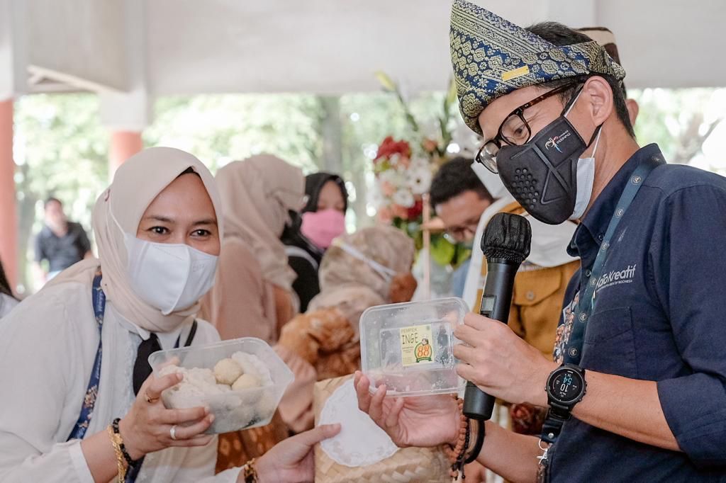 Menparekraf dibantu Ny. Yenni salah seorang pengusaha pempek, belajar membuat pempek kapal selam yang berisi telur bebek. (Foto: Kemenparekraf)
