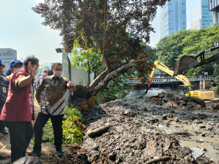 Pemprov DKI Gerebek Lumpur Kali Sunter Jelang Musim Hujan