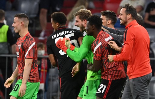 Para pemain Eintracht Frankfurt merayakan kemenangan atas Bayern Muenchen. (Christof STACHE / AFP)