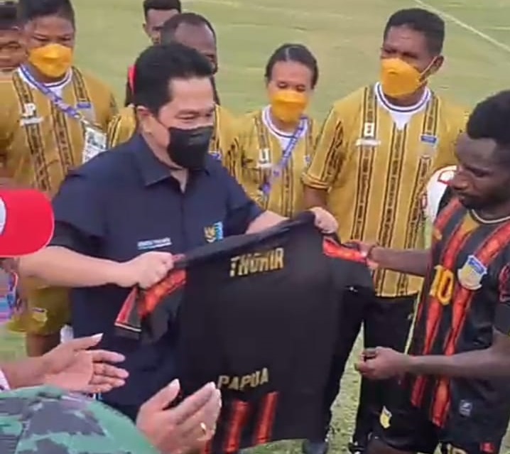 Menteri BUMN Erick Thohir menonton langsung pertandingan sepak bola putra PON Papua, Minggu (3/10) (Ist)