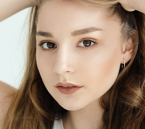 Pilihlah  warna concealer yang sedekat mungkin dengan warna kulitmu. (Foto: Ilustrasi. Dok. Pexels.com)