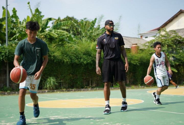 Terapkan Prokes Ketat, Jamarr Johnson Cs Berikan Coaching Clinic ke Pebasket Muda