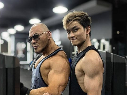 Deddy Corbuzier sering berolahraga bersama Azka, anaknya. Foto: Instagram @azkacorbuzier