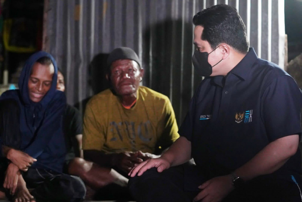 Menteri BUMN Erick Thohir saat menjenguk mantan pebasket putri nasional Jacklien Ibo di Jayapura, Minggu (3/10) (Ist)