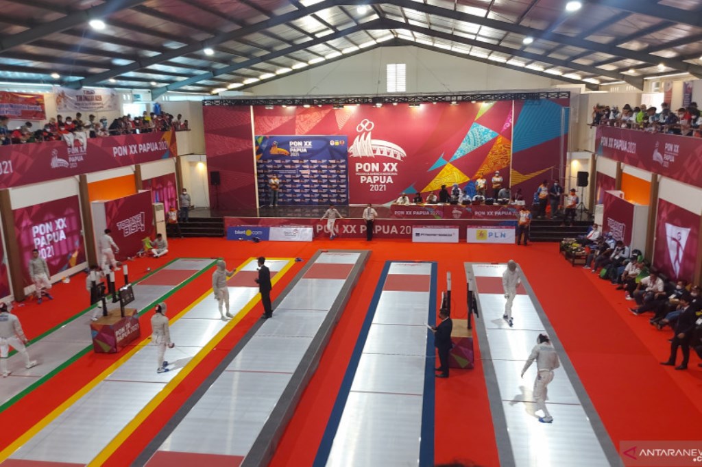 Suasana arena pertandingan cabang olahraga anggar pada PON XX Papua di Gedung Serbaguna Gereja St Yoseph Kabupaten Merauke, Papua, Senin (4/10/2021). (Foto: ANTARA/Yogi Rachman)