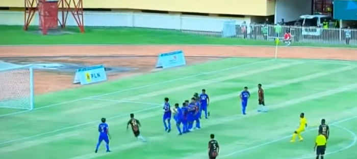 Kiper PON Papua Pigai cetak gol tendangan bebas (YouTube)